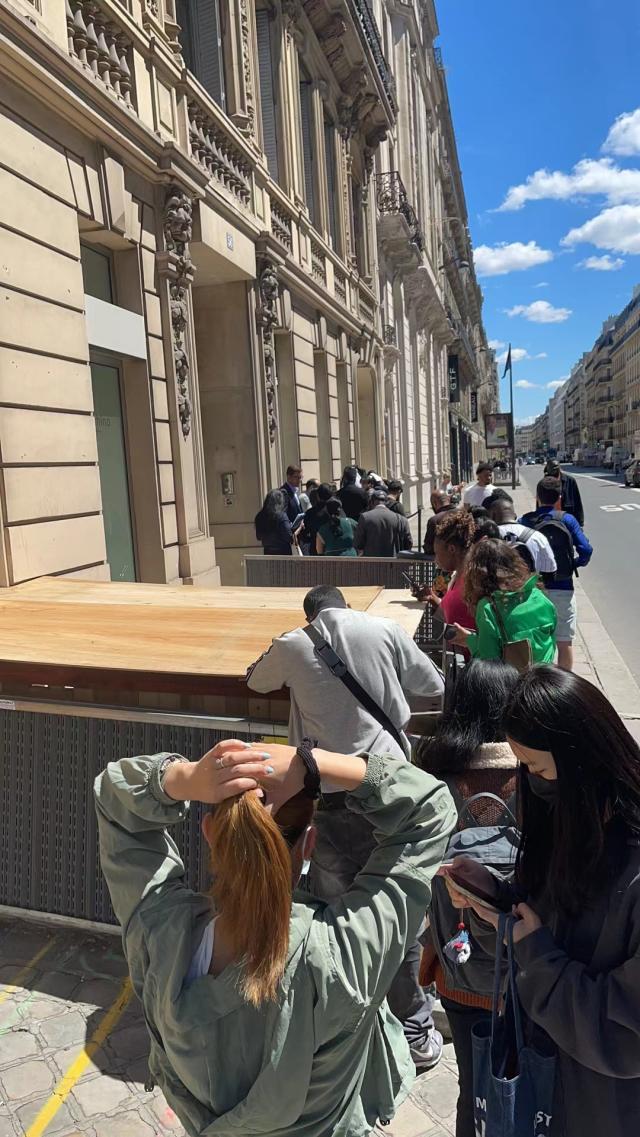 张之臻-巴黎签证中心排队图.jpg