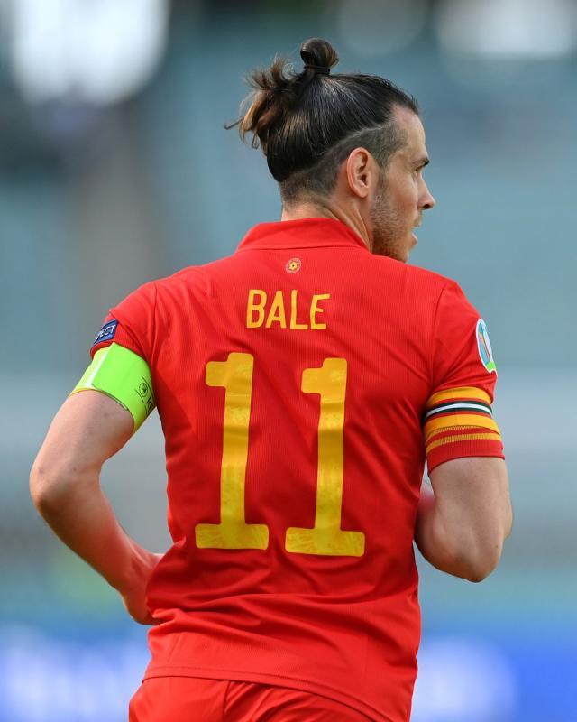 开云-爱游戏-永远有人18岁！贝尔看着恩博洛 满眼都是曾经自己